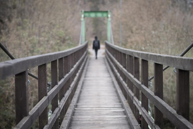 Photo rear view person on footbridge