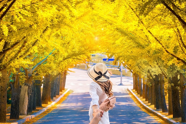 Photo rear view of person on footpath during autumn