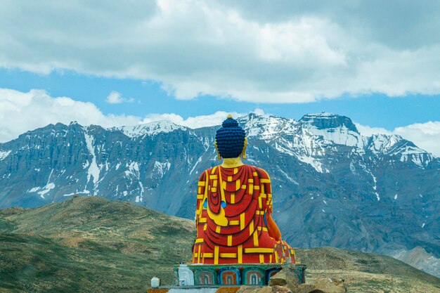 Photo rear view of person looking at mountain