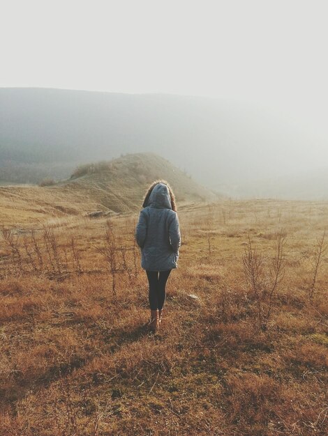 Foto vista posteriore di una persona in piedi nel campo