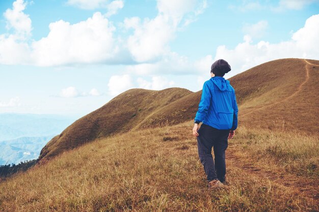 Photo rear view of person standing on mountain against sky