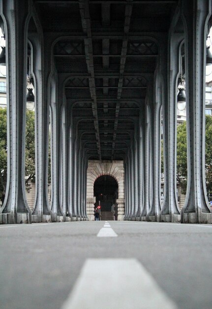 橋の上を歩いている人の後ろの景色