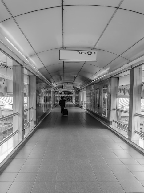 Photo rear view of person walking in corridor