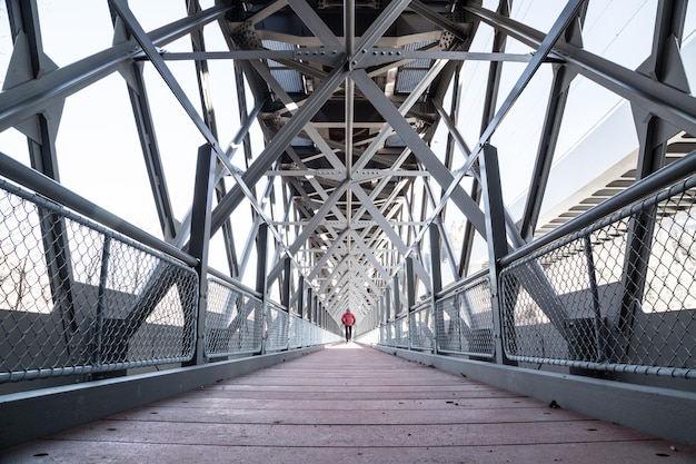 Photo rear view of person walking on footbridge