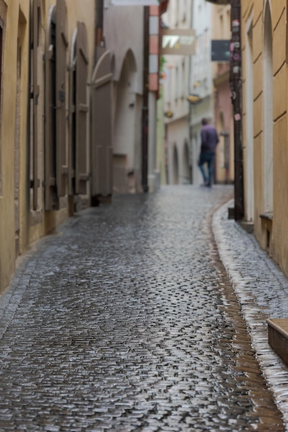 Foto vista posteriore di una persona che cammina per strada tra gli edifici