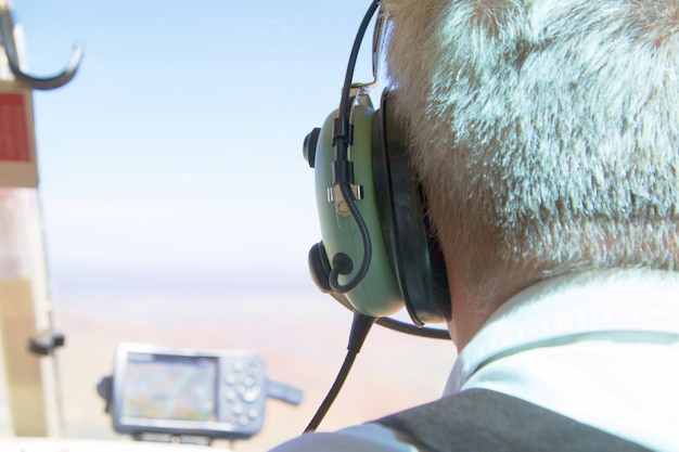 Foto vista posteriore del pilota in aereo contro il cielo