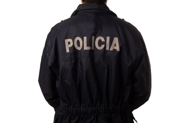 Foto vista posteriore di un poliziotto in uniforme blu su sfondo bianco