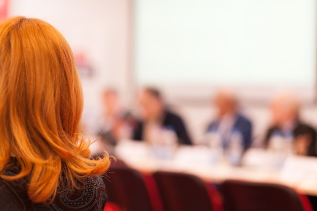 Foto vista posteriore di una donna dai capelli rossi