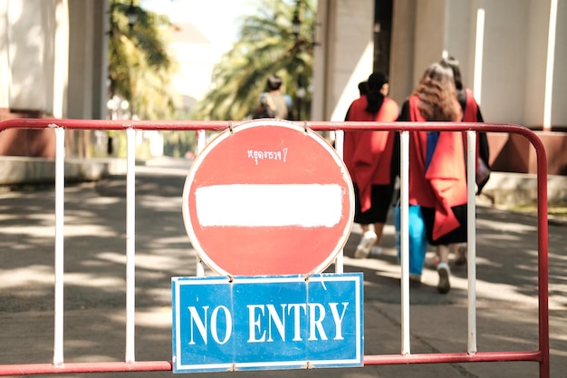 Photo rear view of road sign on railing in city