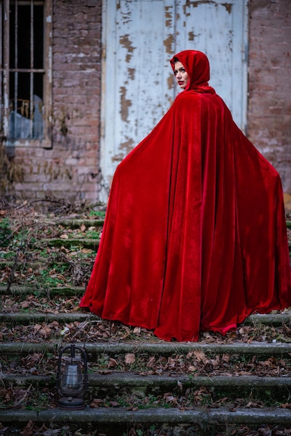 Foto vista posteriore di un uomo anziano che cammina sulle scale