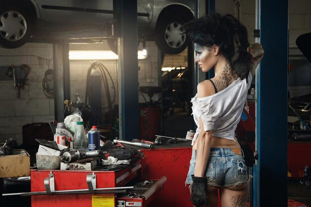 Foto vista posteriore di una donna sensuale in piedi nel garage