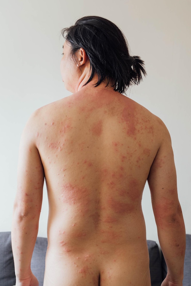 Photo 색 배경 에 서 있는 셔츠 를 입지 않은 남자 의 뒷면