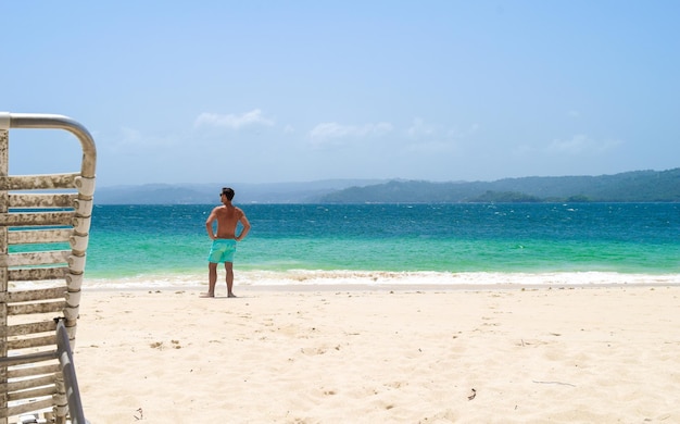 Photo rear view of shirtless man standing at beach