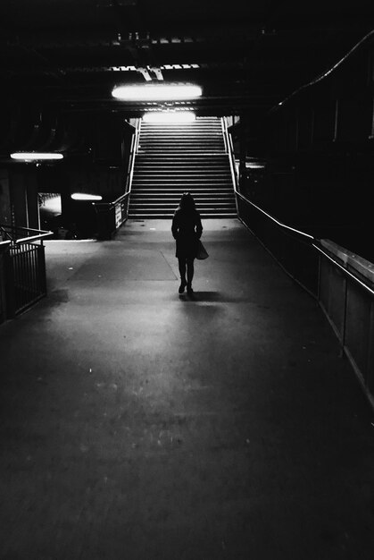 Photo rear view of silhouette man walking in subway