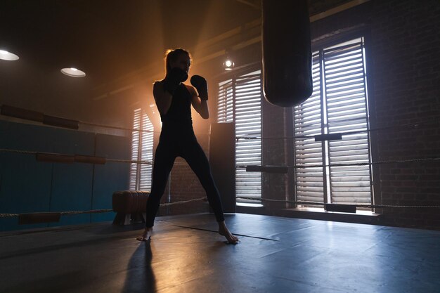 Vista posteriore di una donna a silhouette in piedi sul palco