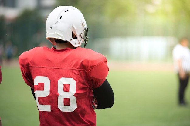 Foto vista posteriore di uno sportivo che indossa un'uniforme