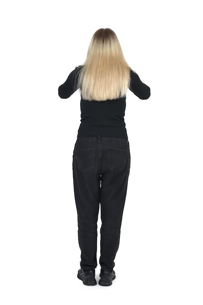 Photo rear view of a standing woman who is screaming on white background