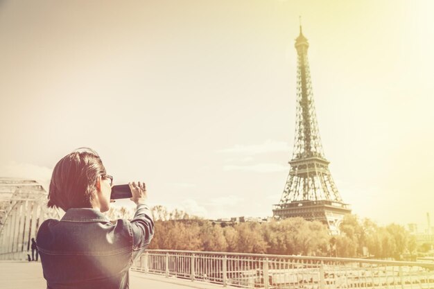 Photo rear view of tourist in paris