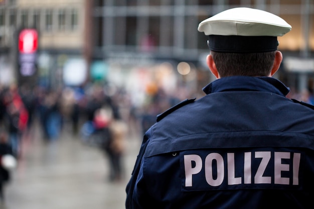 Foto vista posteriore di un poliziotto stradale in piedi in città