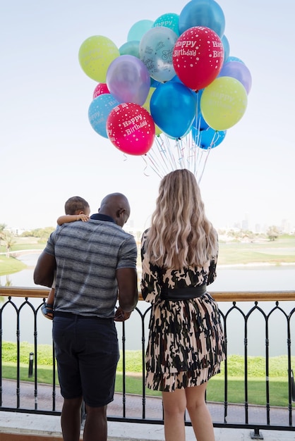 Photo rear view of two women standing on balloons