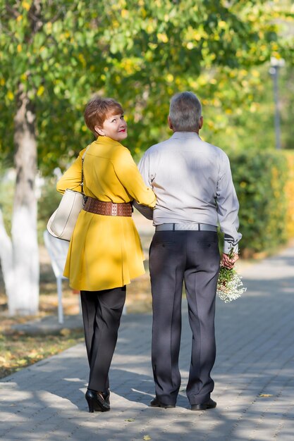 Photo rear view of two women standing on the ground