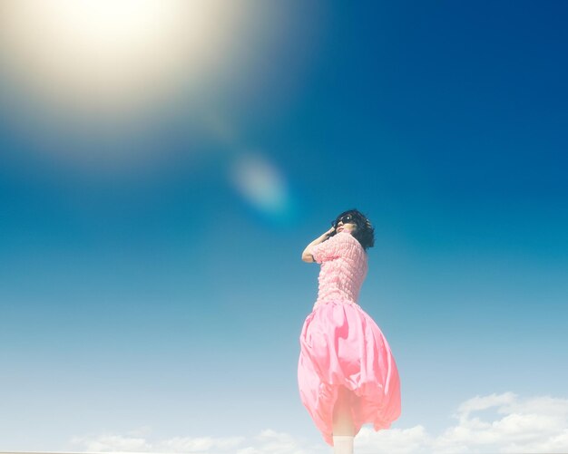 Photo rear view of woman against blue sky