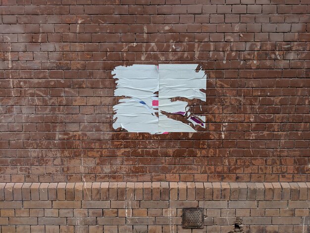 Photo rear view of woman against brick wall