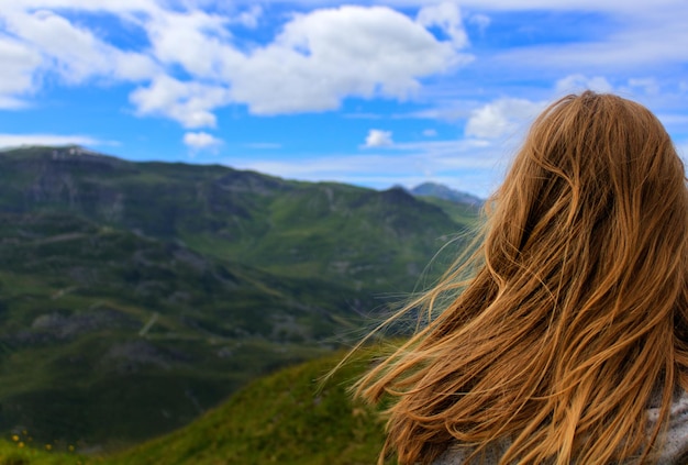 Foto vista posteriore di una donna contro le montagne