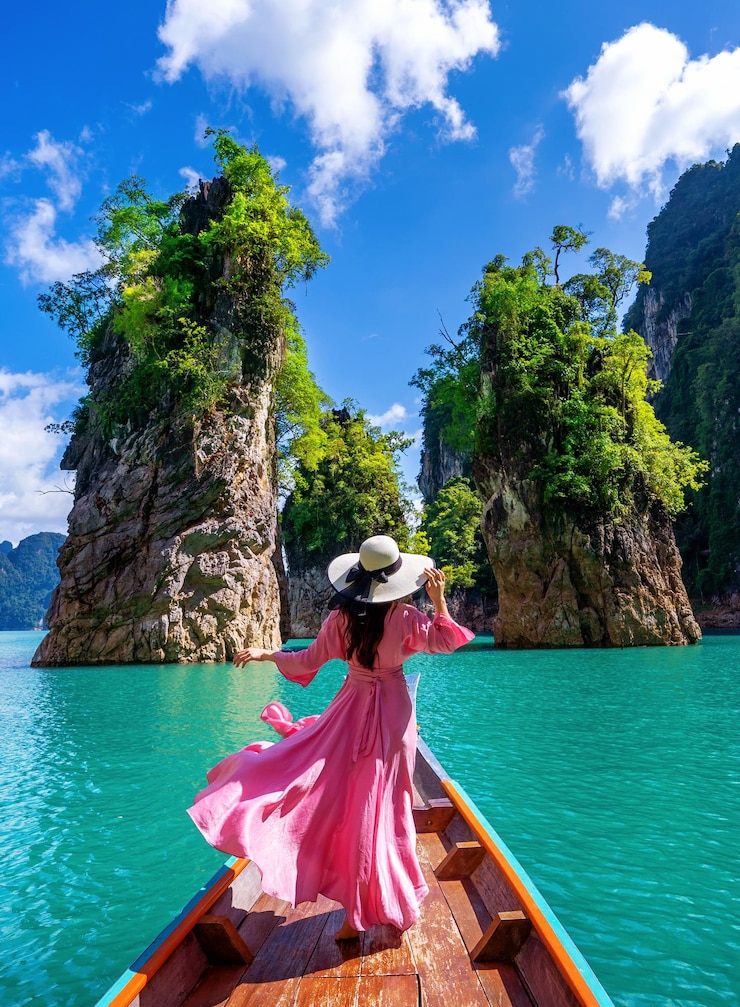 Photo rear view of woman against sea and trees against sky