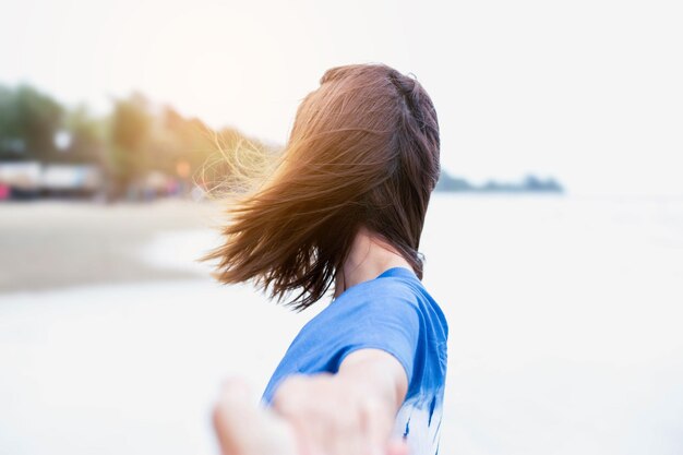 하늘 을 배경 으로 한 여자 의 뒷면