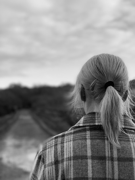 Foto vista posteriore di una donna contro il cielo