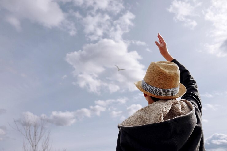 Photo 天空を背景にした女性の後ろの景色