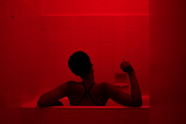 Photo rear view of woman in bathtub