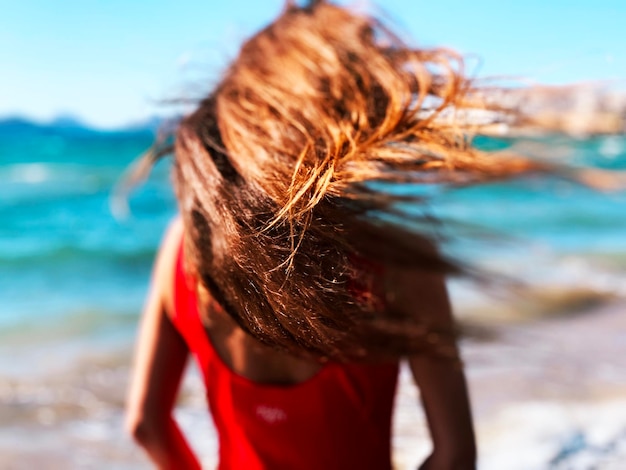 Foto vista posteriore di una donna sulla spiaggia