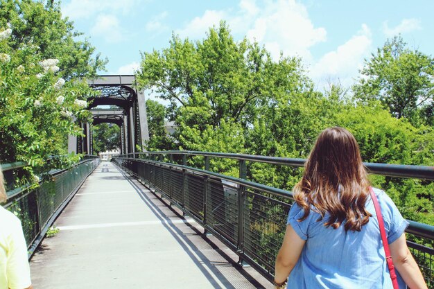 Photo rear view of woman on bridge against sky