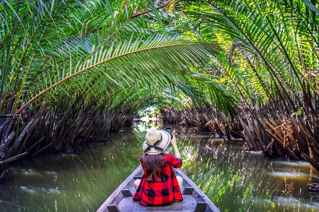 Photo rear view of woman by lake against trees