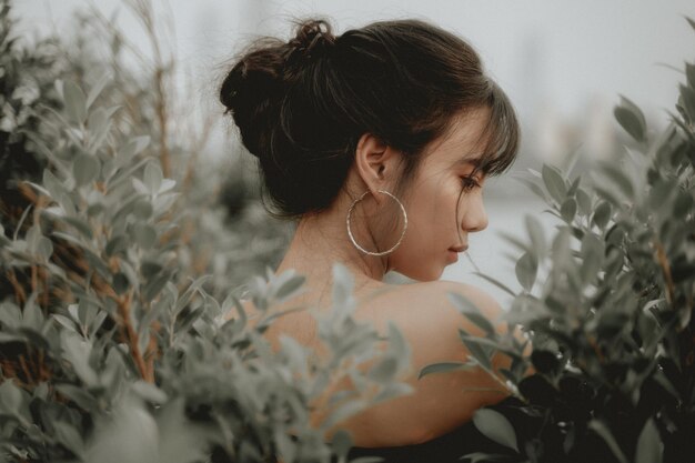 Photo rear view of woman by plants