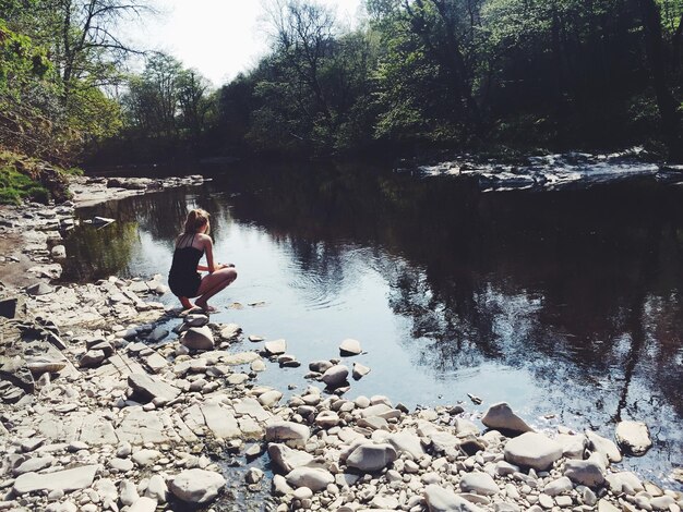 Photo rear view of woman by river