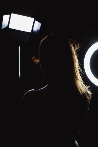 Photo rear view of woman in dark room