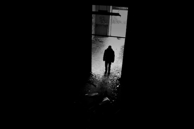 Foto vista posteriore di una donna in una stanza buia