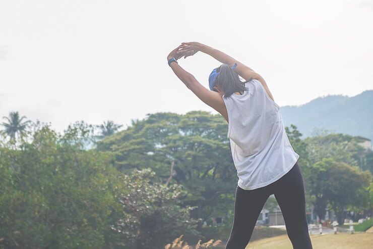 Photo 나무 에 맞대고 운동 하는 여자 의 뒷면