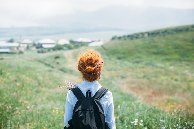 Foto vista posteriore di una donna sul campo