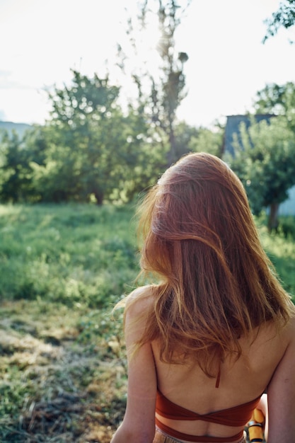 Foto vista posteriore di una donna sul campo