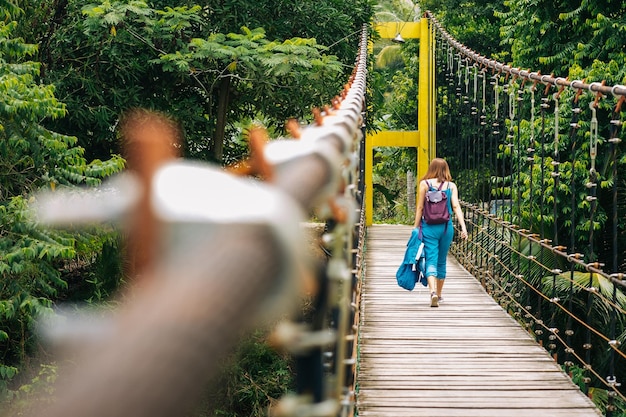 Photo rear view of woman on footbridge in park