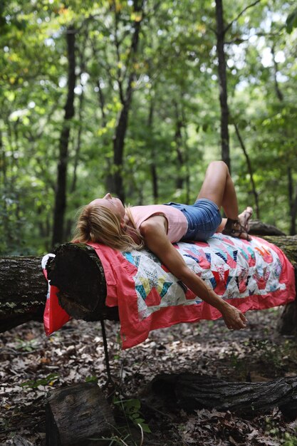 Foto vista posteriore di una donna nella foresta