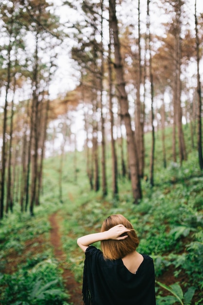 Photo rear view of woman in forest