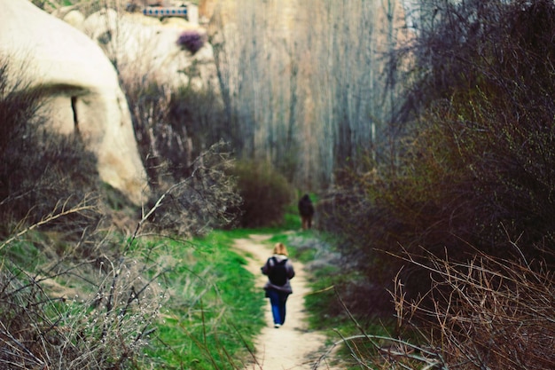 Photo rear view of woman hiking in forest