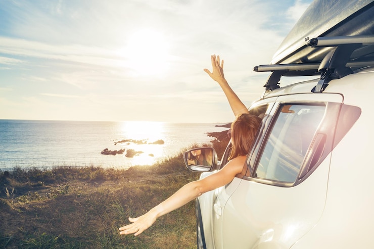 Photo rear view of woman holding car