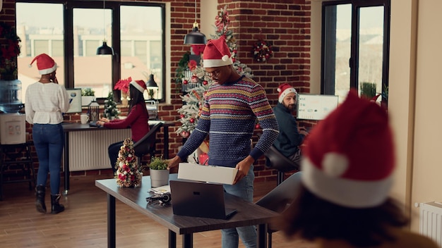 クリスマスのプレゼントを握っている女性の後ろの景色