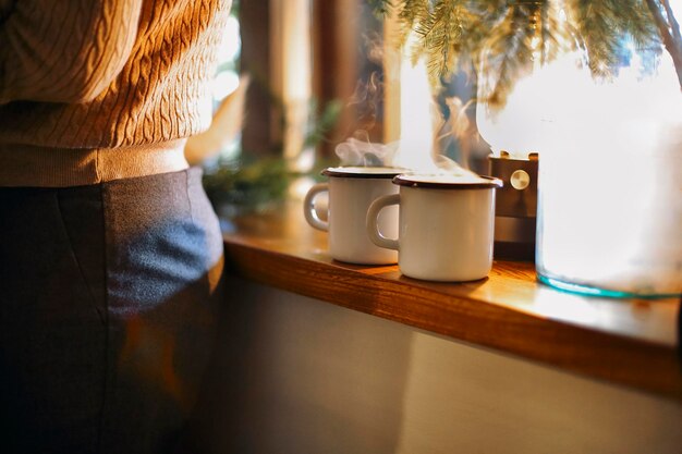 Photo rear view of woman holding coffee on table